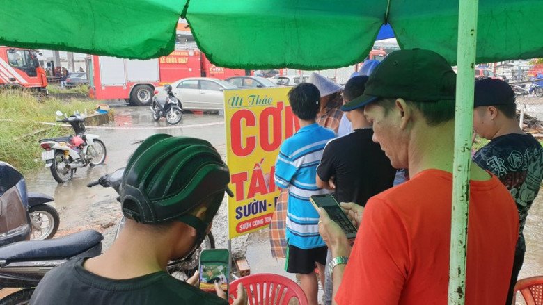 Cảnh trước quán. Ảnh: TÂN THƠ