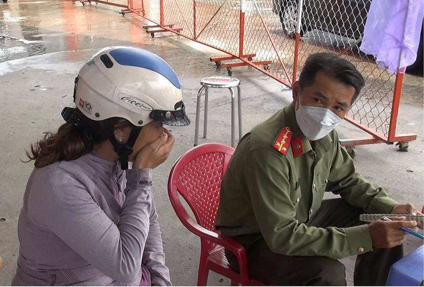 Người thân đến tìm thân nhân trong vụ cháy.