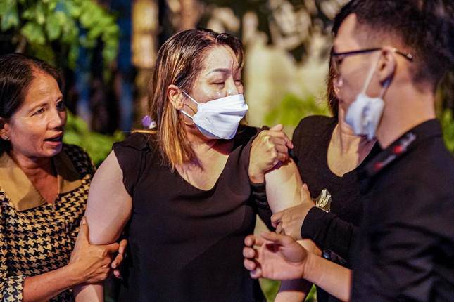 Người mẹ vừa mất con lại nhận tin chồng, em trai, anh rể cùng tử nạn trong vụ cháy quán karaoke - 2