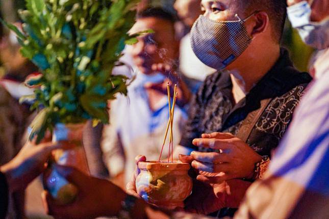 Người mẹ vừa mất con lại nhận tin chồng, em trai, anh rể cùng tử nạn trong vụ cháy quán karaoke - 1
