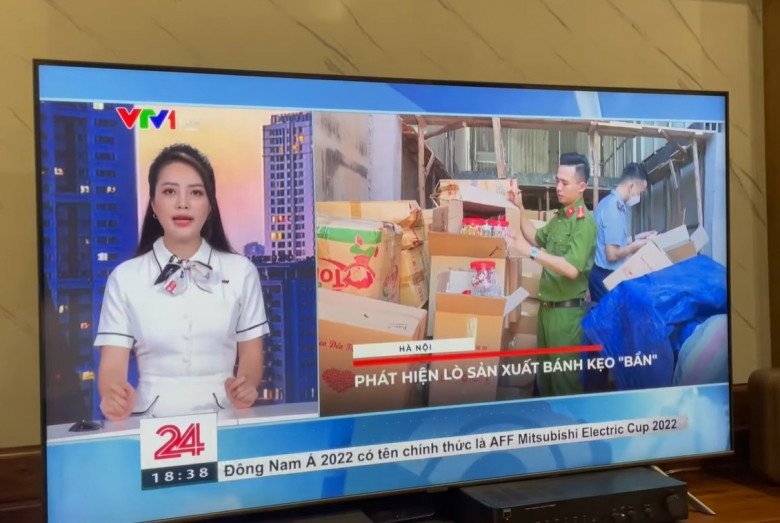 Chú công an chiếm sóng VTV vì quá đẹp trai: Vợ là top 10 Hoa hậu Việt Nam, con trai hot hơn bố - 1