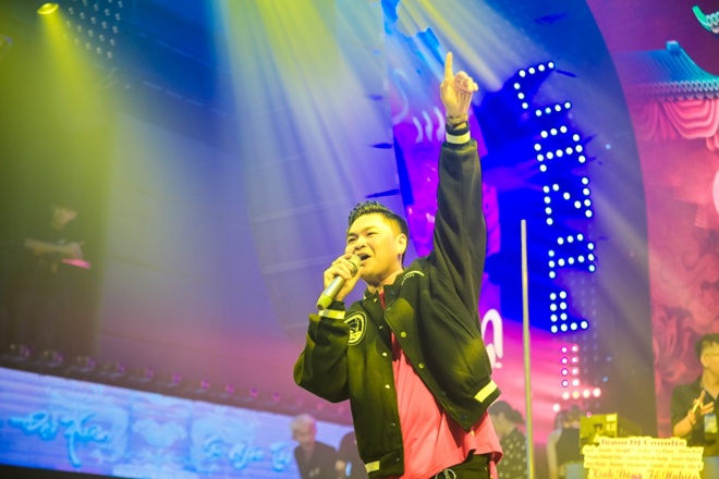 Không chỉ là một buổi họp mặt nghệ sĩ, Lễ giỗ Tổ lần này không khác gì một đêm trình diễn nghệ thuật đẳng cấp, được đầu tư công phu từ âm thanh ánh sáng trình chiếu đến nội dung.