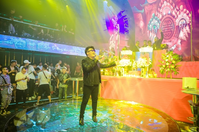 MC Thanh Bạch cũng hết lời khen ngợi khi bước vào không gian tổ chức, anh nói rằng: “Tôi như lạc bước vào thiên đường giải trí Las Vegas!”