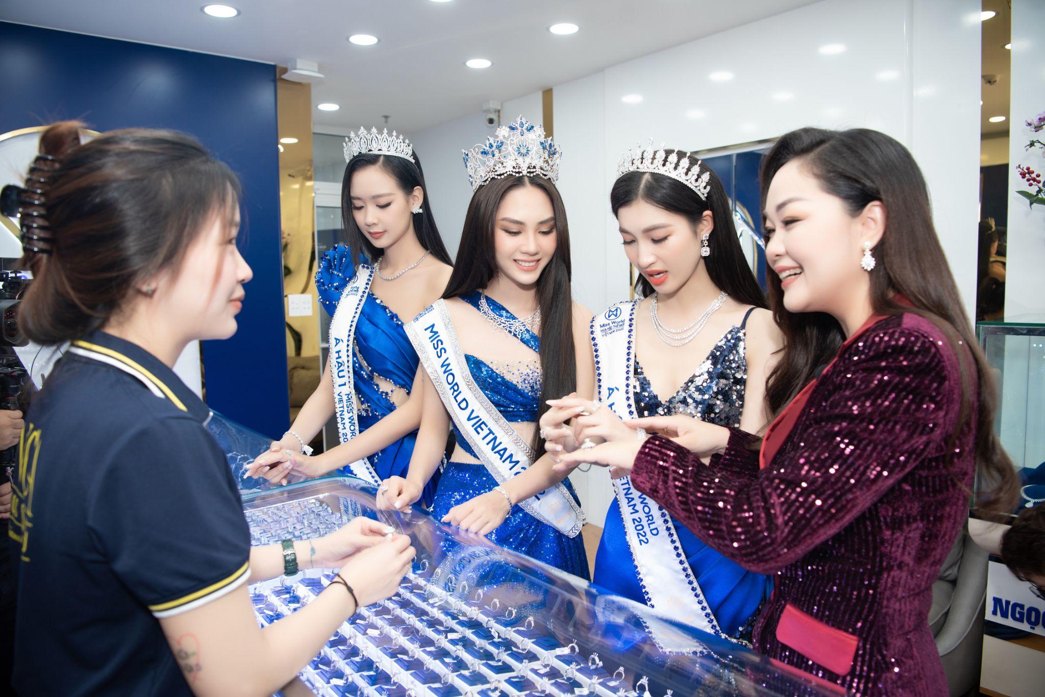 Các nàng hậu đều được Ngọc Châu Âu chọn các trang sức lộng lẫy, quý giá phù hợp cho riêng mình