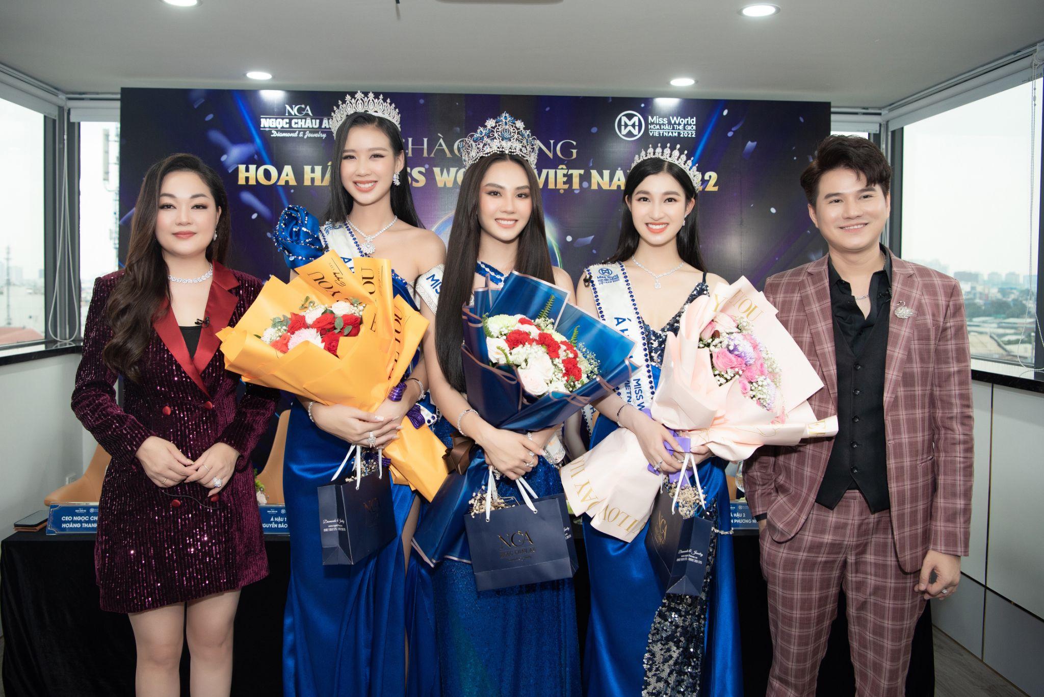 CEO Hoàng Thanh Nga, MC Vũ Mạnh Cường cùng trao hoa và quà tặng cho các nàng hậu Top 3 Miss World Việt Nam 2022