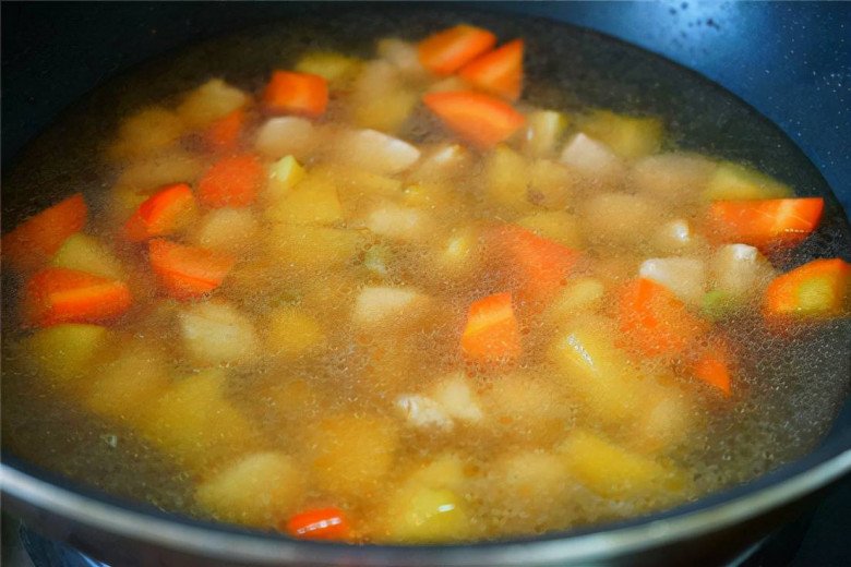 Mát trời làm ngay cơm cà ri thơm ngon tiện lợi, vừa có cả thịt lẫn củ quả đỡ phải nấu nhiều món - 5