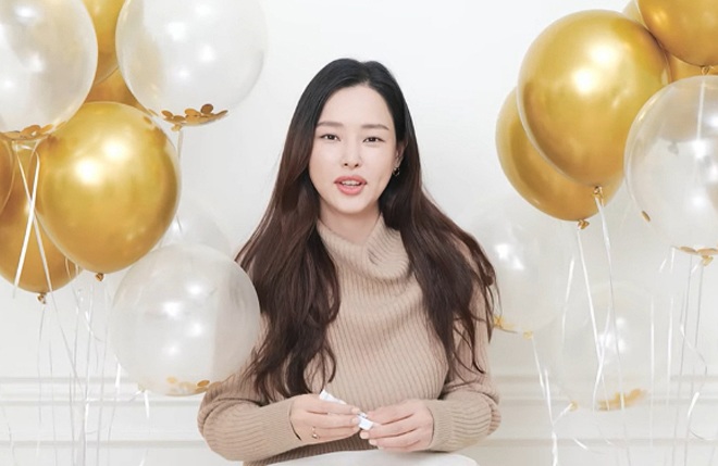 Honey Lee trở lại sau 3 tháng sinh con.