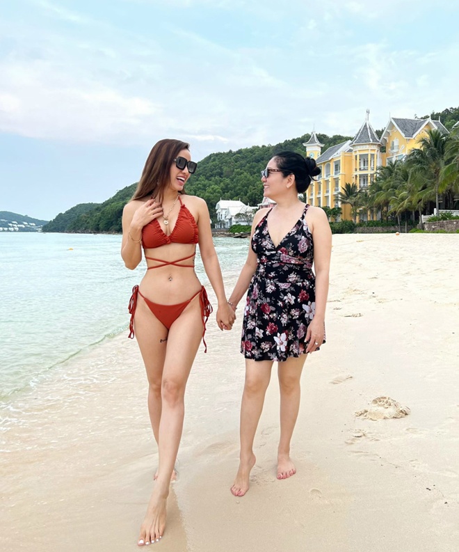 Phương Trinh Jolie ăn mặc hở hang nhưng lại nhận được lời khen từ mẹ chồng.