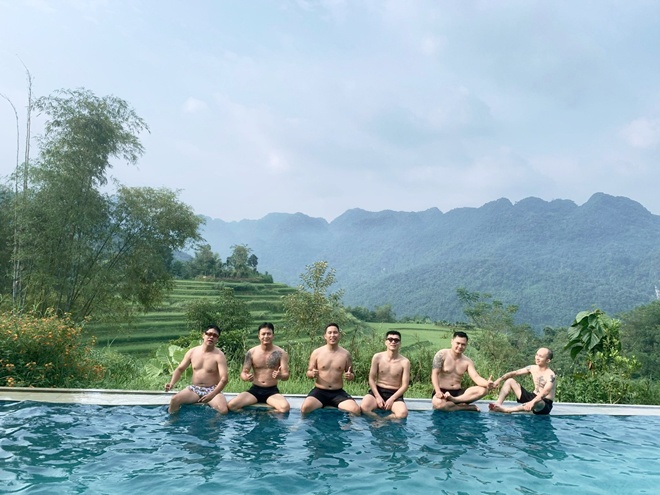 Hồng Đăng bất ngờ đăng ảnh đi chơi kèm dòng trạng thái: Đi thật xa để trở về.