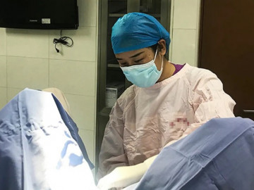 Đang khâu tầng sinh môn nghe sản phụ thều thào đòi uống nước đường, bác sĩ giật mình lao vào cấp cứu