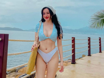 Bà Tưng Huyền Anh mặc đồ tắm dạo biển, khoe làn da mịn màng phát sáng