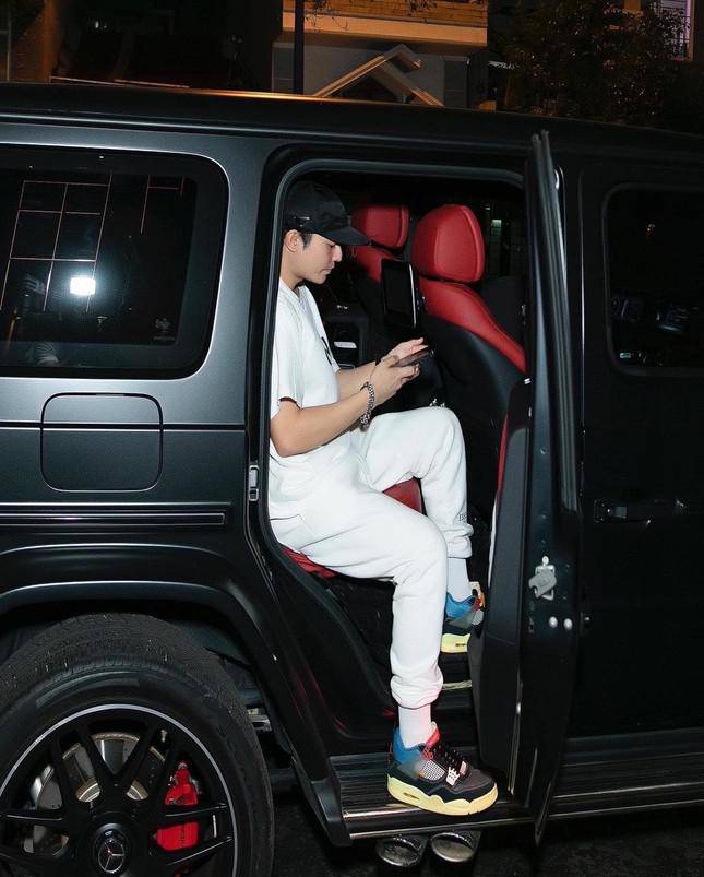 Long chụp ảnh trên xe ô tô tiền tỷ