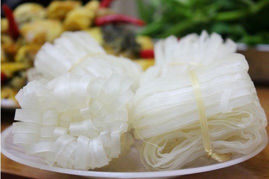 Để có được sợi mỳ mỏng manh và dẻo dai như lá lúa, người dân Thủ Dương đã đổ nhiều mồ hôi công sức.