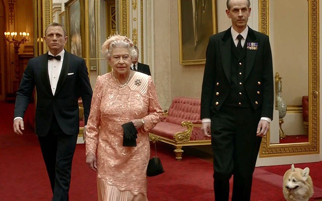 Bí mật thú vị về lần duy nhất Nữ hoàng Elizabeth II đóng phim: Được siêu điệp viên 007 hộ tống dự Olympic 2012 - 2
