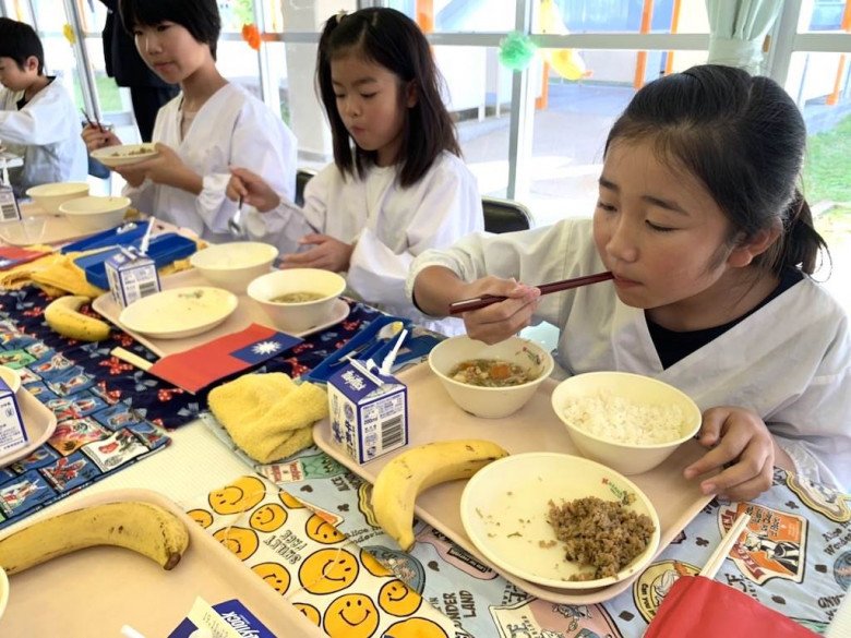 Bữa ăn trưa ở trường đầy áp lực của học sinh tiểu học khiến hội phụ huynh lo lắng khi xem - 6