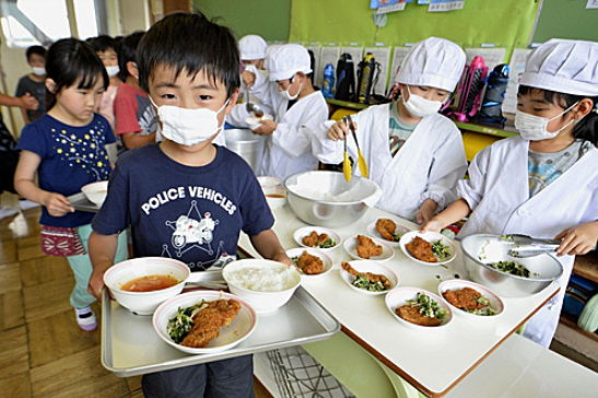 Bữa ăn trưa ở trường đầy áp lực của học sinh tiểu học khiến hội phụ huynh lo lắng khi xem - 5