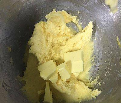 Thêm bơ lạt vào hỗn hợp bột