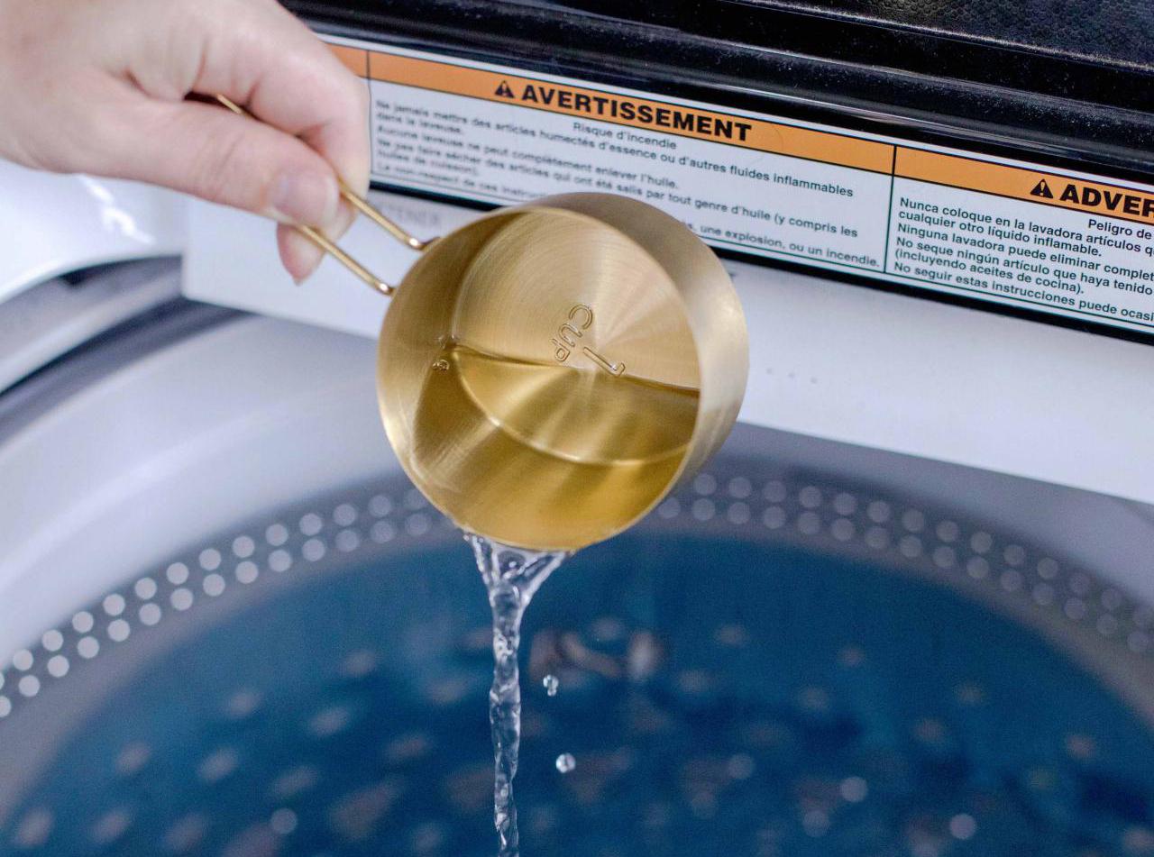 Đổ một ít giấm vào máy giặt bạn sẽ thu được kết quả đáng kinh ngạc chỉ sau vài phút- 2