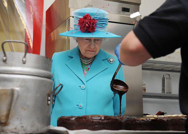 Nữ hoàng Anh Elizabeth II thích và ghét ăn gì, đây là người rõ nhất! - 20
