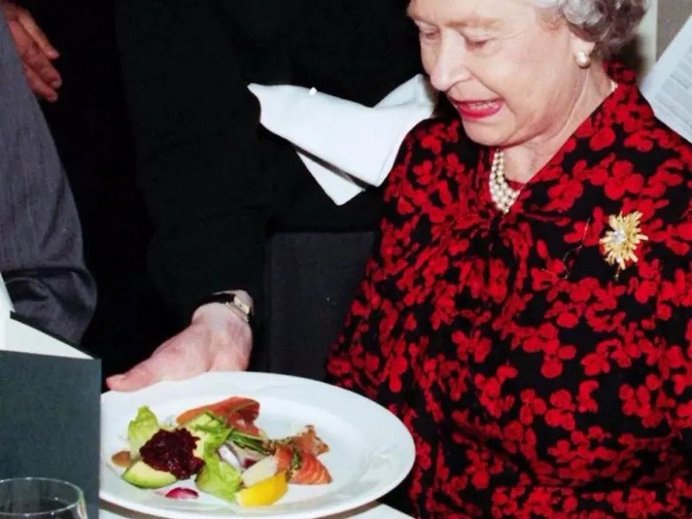 Nữ hoàng Anh Elizabeth II thích và ghét ăn gì, đây là người rõ nhất! - 9