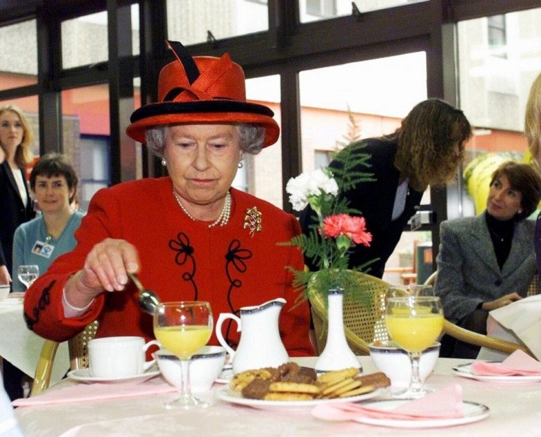 Nữ hoàng Anh Elizabeth II thích và ghét ăn gì, đây là người rõ nhất! - 1