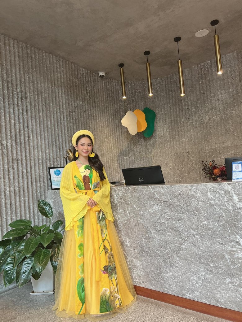 Cặp má hồng hây hây cùng đôi môi đánh son hồng, mái tóc uốn xoăn lơi nhẹ nhàng giúp nàng hậu ghi điểm với nét thơ, tiên tử.