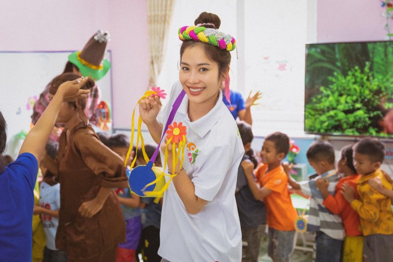 Cả 2 chỉ tô chút son cho gương mặt bớt nhợt nhạt mà không make up cầu kì.