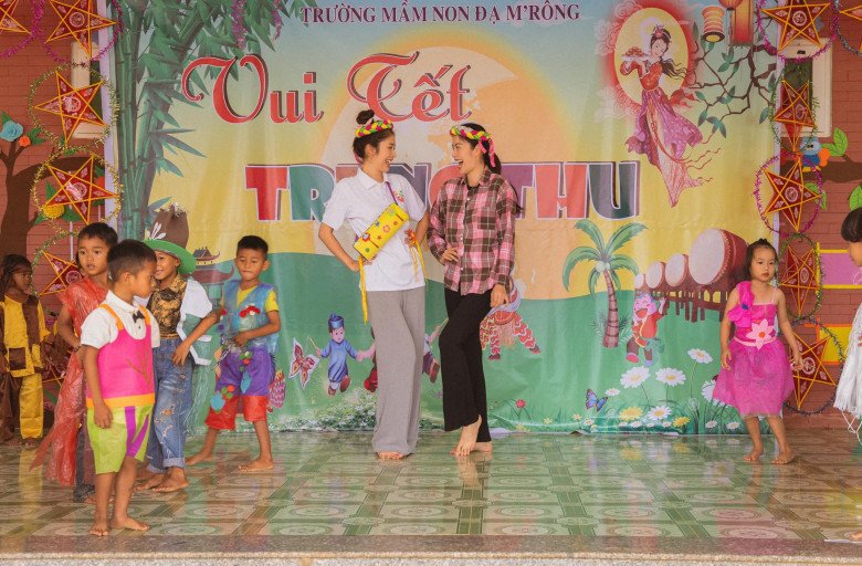 Cả 2 cùng về một ngôi trường mừng trung thu trẻ em vùng cao. Đến một nơi có điều kiện vật chất thiếu thốn, cả 2 sắm sửa cho mình một tinh thần vui vẻ cùng trái tim rộng lớn thay vì tập trung trau chuốt diện mạo.