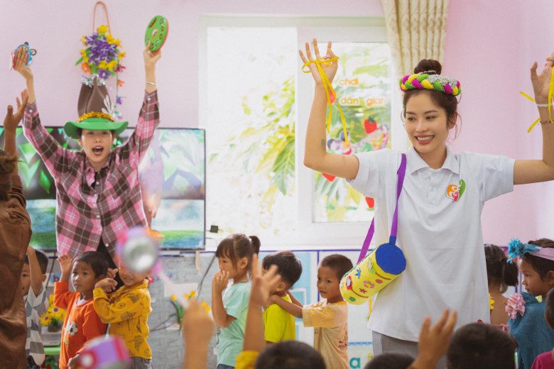 Đều thành công bước ra từ các cuộc thi nhan sắc lớn trong năm nhưng nhìn Nam Anh - Nam Em trong hình không lộng lẫy như hoa hậu nhưng vẫn đẹp nghiêng nước nghiêng thành.