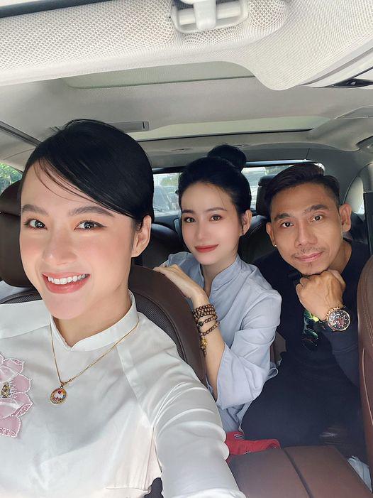 Thay vào đó, có vẻ như cô diện áo dài truyền thống và cùng di chuyển đến địa điểm thờ cúng thiêng liêng. Người đẹp rẽ lệch ngôi tóc dịu dàng và chọn layout make up trong veo.