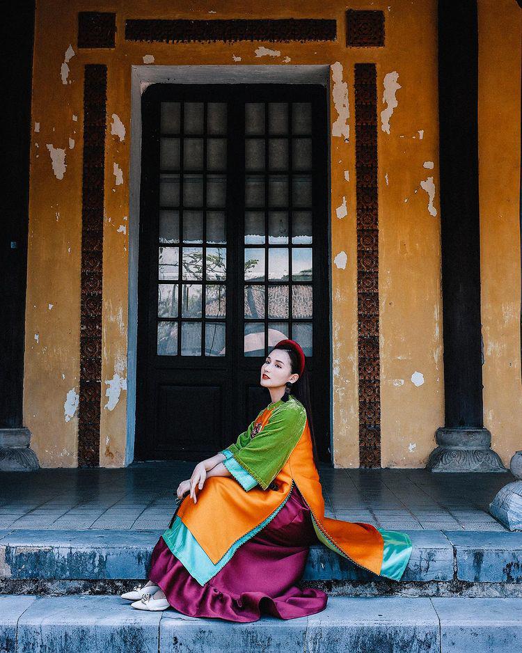 Cô diện bộ đồ đậm đà hương vị bản sắc Việt và chọn màu son đỏ đậm làm điểm nhấn sáng giá. Bộ đồ có màu sắc rất bắt mắt nên việc lựa chọn tông son này là cao kiến điểm 10.