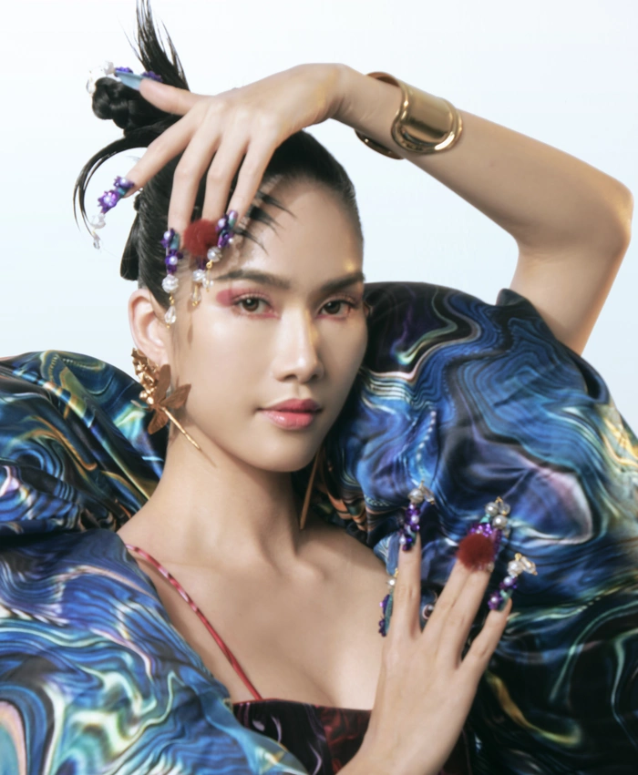 Trong bộ hình, Á hậu Phương Anh chọn lối make up đậm, cùng với thần thái sắc sảo và quyền lực. Cô đầu tư tới từng chi tiết nhỏ như bộ nails đính chi tiết cầu kì, hút mắt.