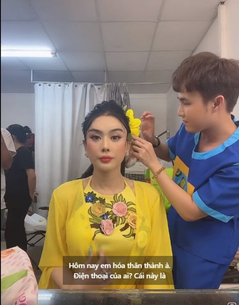 Đây là diện mạo của bóng hồng khi xuất hiện trong một chương trình game show có màn đu dây. Theo như người đẹp hé lộ, cô vào vai tiểu thư nhưng lại được ekip chuẩn bị cho một layout rất chị Hằng.
