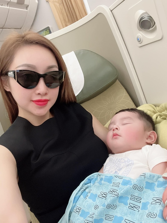 Mới 9 tháng tuổi nhưng Gia Khang đi máy bay cực ngoan. Kết quả này có được là bởi vợ chồng Chi Bảo thường xuyên dẫn con đi du lịch.