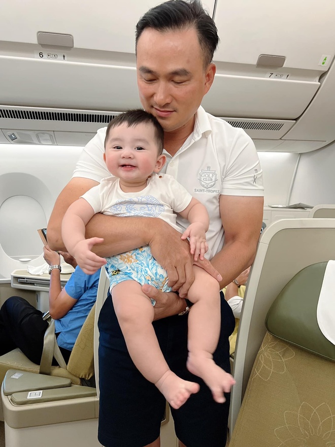 Một khoảnh khắc lụi tim của Chi Bảo và Gia Khang khi hai bố con tranh thủ đùa giỡn trên máy bay.