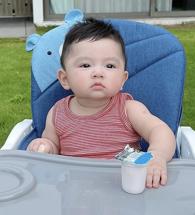 Con trai cưng nhà Chi Bảo hiện đang trở thành nhóc tì Vbiz được cư dân mạng dành sự quan tâm đặc biệt.