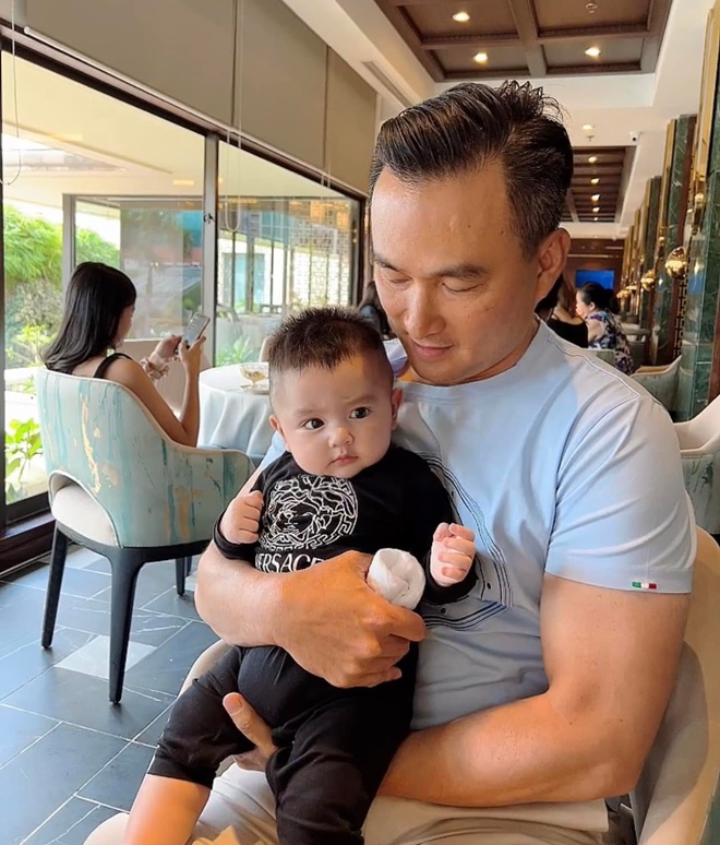 Cư dân mạng lập tức để lại nhiều bình luận dí dỏm, đồng thời khen ngợi vẻ kháu khỉnh, dễ thương của Gia Khang.