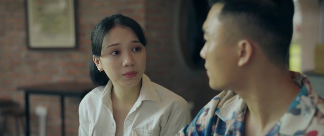 Khi Quyên không nơi nương tựa, Phong lại một lần nữa giúp cô. 