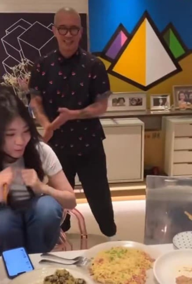 Con gái Từ Hy Đệ trầm trồ trước món ăn mà DJ Koo nấu.