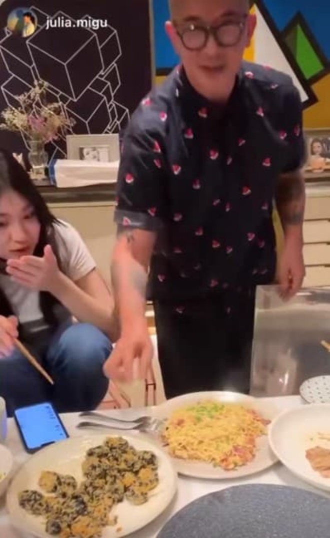 Cô bé cảm thán khi anh DJ Koo nấu ăn quá ngon.