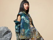 Á hậu Thuý Vân ấn tượng trong trang phục tái chế sẽ trình diễn ở New York Fashion Week