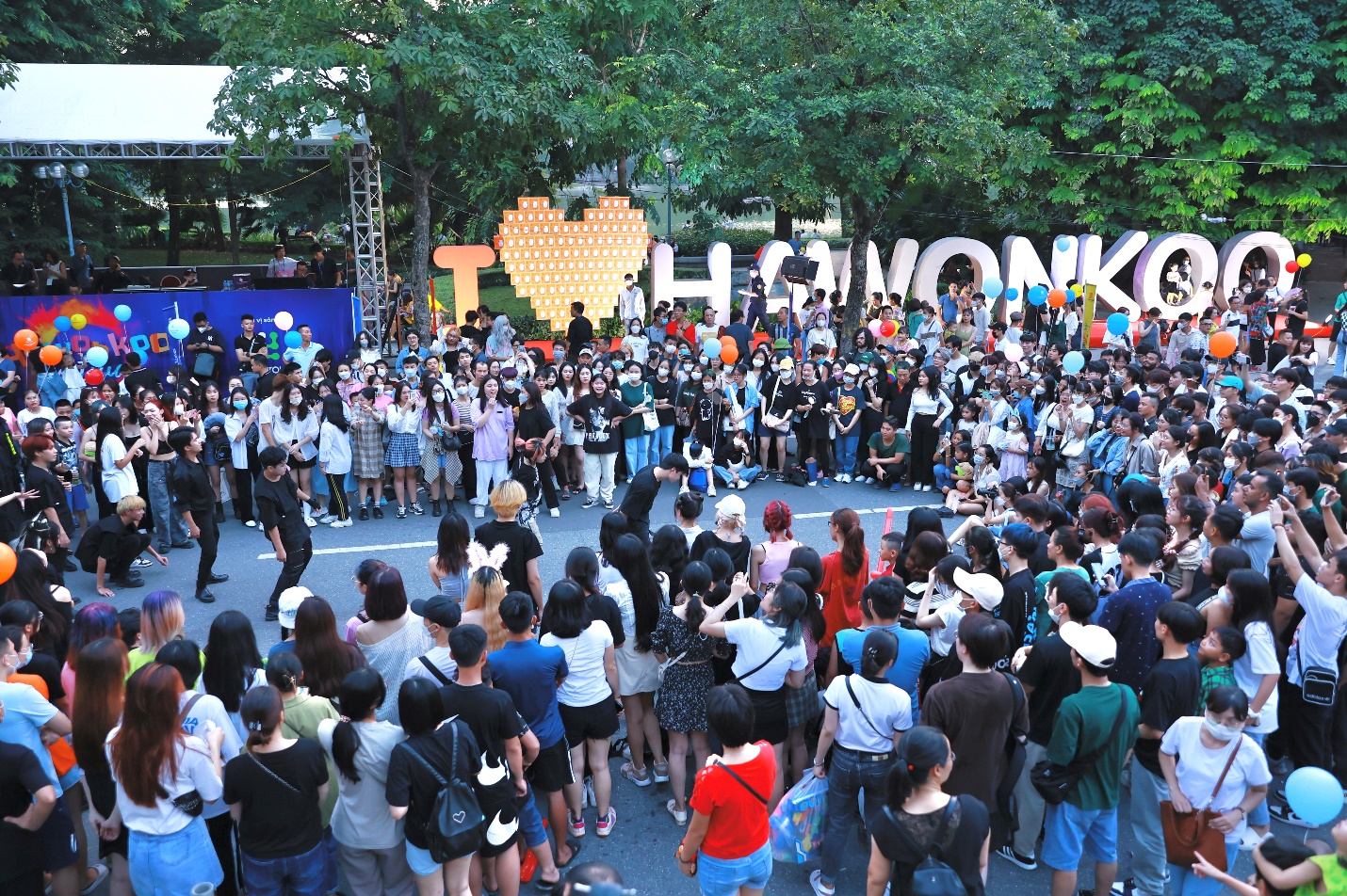 Bạn trẻ Hà Thành hòa mình vào những màn vũ đạo K-pop dance cover sôi động