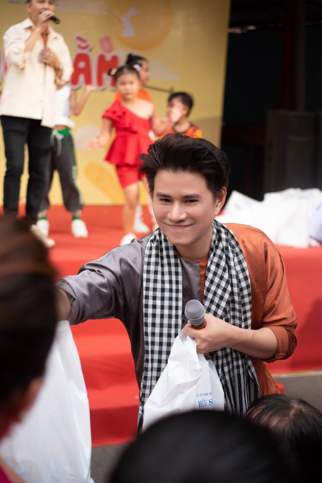 MC Vũ Mạnh Cường hoá chú Cuội, đem niềm vui tới cho những bệnh nhi ung thư tại Bệnh viện Nhi Đồng.