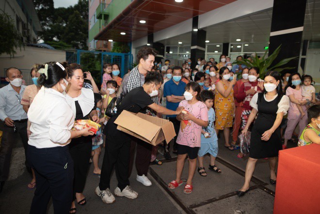 Xã hội còn rất nhiều người khó khăn, anh nỗ lực hết sức để có thể giúp đỡ họ nhưng cảm thấy bản thân còn quá bé nhỏ.