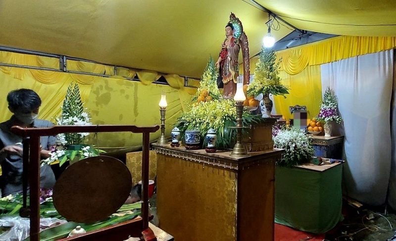 Gia đình anh H. làm đám tang cho con trai sau khi nhận được hũ tro cốt.