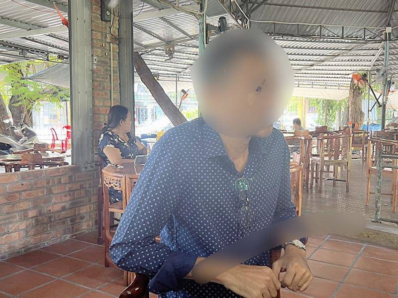 Anh N.H.N, bố của nạn nhân cho biết, vừa nộp mẫu tro cốt của con trai và mẫu tóc của vợ cho Công an.