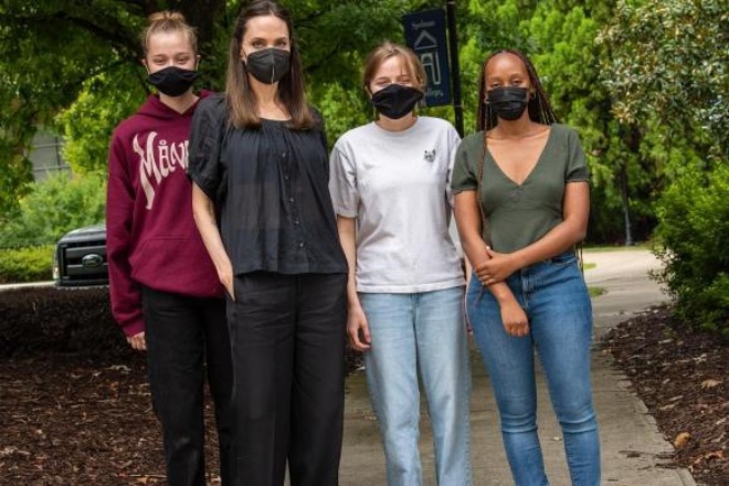 Angelina đưa 2 con gái đến tiễn chị Zahara đi học đại học.