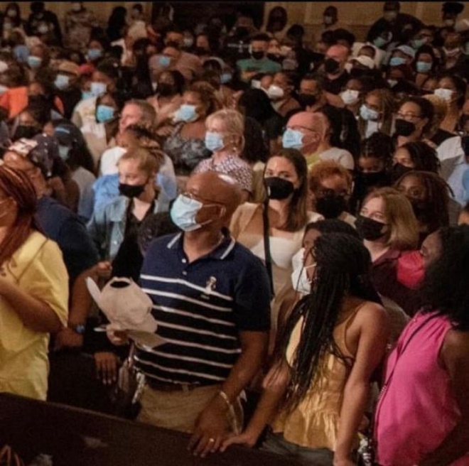 Shiloh và Vivienne cũng đến ủng hộ chị gái.