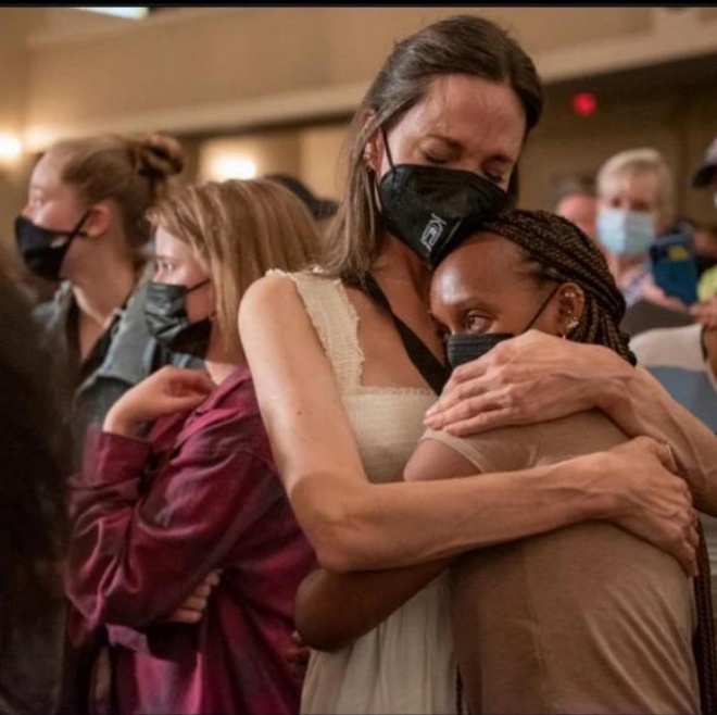 Khoảnh khắc xúc động của Angelina và con gái nuôi.