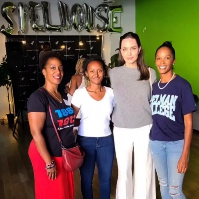 Cô còn tham gia lễ chào đón tân sinh viên tại trường của con gái.